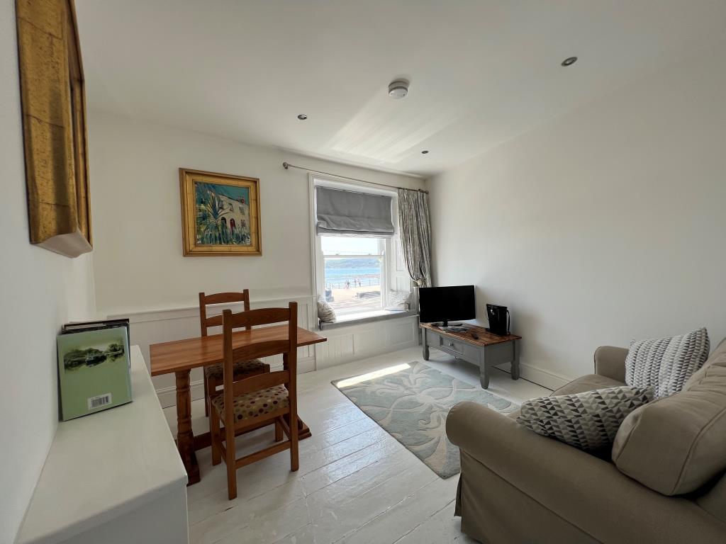 Lot: 144 - COMMERCIAL PROPERTY WITH THREE SELF-CONTAINED LETTING UNITS ENJOYING SEA VIEWS - Zelah - first floor apartment living room with sea views